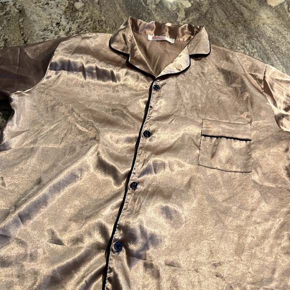 Girls size 16 pajama top polyester and spandex gold color - Picture 4 of 6